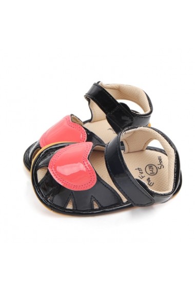 Sandalute pentru fetite negre cu inimioara roz