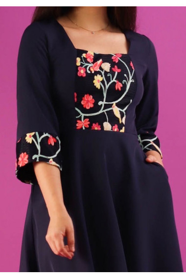 Rochie clos cu detalii florale